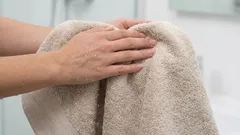 Ako často treba prať uteráky: kedy ich netreba meniť po každom osprchovaní a kedy je na to správny čas.