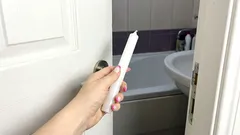 Raz za mesiac idem do kúpeľne a vezmem si so sebou obyčajnú sviečku. Tá vyrieši hneď tri problémy.
