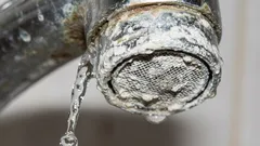 Voda z kohútika bude opäť tečieť prúdom: rýchly spôsob, ako odstrániť vodný kameň zo sitka