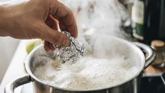 Načo hádzať alobal do vriacej vody? Takto tento netradičný trik pomôže riadu za 2 minúty