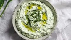 Jarné tzatziki s medvedím cesnakom: svieži dip k zemiakom, rybám aj grilu