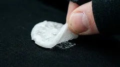 Žuvačka na oblečení: ako ju odstrániť bez nožníc a prečo je mraznička najlepším priateľom každej gazdinky