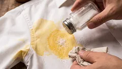 Ako odstrániť mastné škvrny z oblečenia: babičkin trik