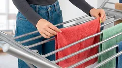 Ako vysušiť oblečenie za 7 minút bez žehličky, ohrievača a sušičky: účinný tip