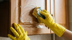 Ako rýchlo odstrániť mastný film z kuchynských skriniek: stačí teplá voda so saponátom, ak dodržíte postup