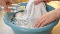  Večer namočím utierky a kuchynské rukavice: ráno sú dokonale čisté, zmiznú aj tie najstaršie mastné škvrny.