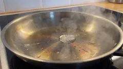 Panvica sa pripeká: ako ju správne zahrievať a prečo kvapka vody ukazuje ideálnu teplotu