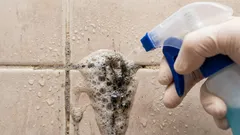 Škáry medzi kuchynskými obkladmi sa v okamihu zbavia plesne: zapamätajte si zloženie tohto jednoduchého roztoku