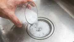 Jednoduchý spôsob, ako vyčistiť umývadlo pomocou domáceho roztoku za 2 minúty.