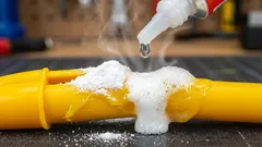 Ako opraviť prasknutý plast: jedlá sóda a superlepidlo ako pevná výplň, ktorú možno brúsiť.