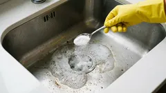 Páchne to z kanalizácie v kuchyni alebo v kúpeľni? Jednoduchý domáci prostriedok, ktorý často zaberie len pár minút.