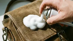 5 vecí, o ktorých ste možno nevedeli, že ich možno vyčistiť penou na holenie.