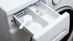 Ako vyčistiť práčku: vložte 75 g prípravku do priehradky na prací prostriedok – nečistoty a pleseň sa uvoľnia vo forme čiernych vločiek.