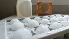 Zmrazené guľôčky z jedlej sódy a prostriedku na umývanie riadu vrátia čistotu každej sanitárnej technike