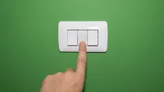 Nechávať svetlo zapnuté alebo ho vypnúť a znova zapnúť: čo spotrebuje viac energie?