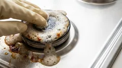 Ako odstrániť zaschnutý tuk z platní sporáka bez drahých prostriedkov a ostrých zápachov.